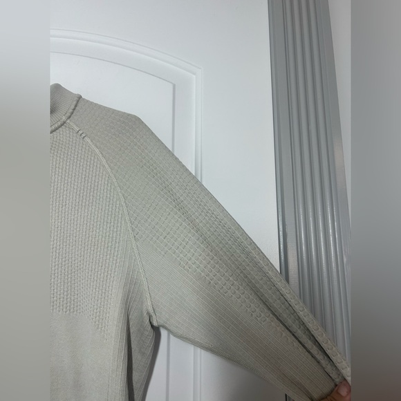 Lululemon Men’s Beige Textured Waffle Pullover Quarter Zip Sweater size small - Picture 9 of 15